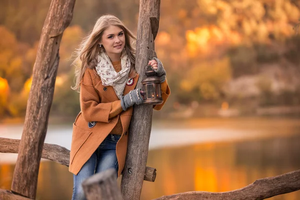 Young beautiful blondie woman in the autumn park — ストック写真