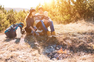 Dağlarda çocuk ile anne