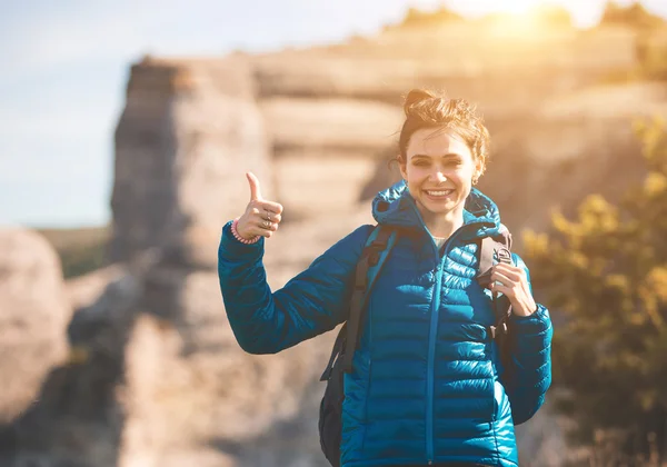 Junges Mädchen mit Rucksack genießt Sonnenuntergang am Berg — Stockfoto