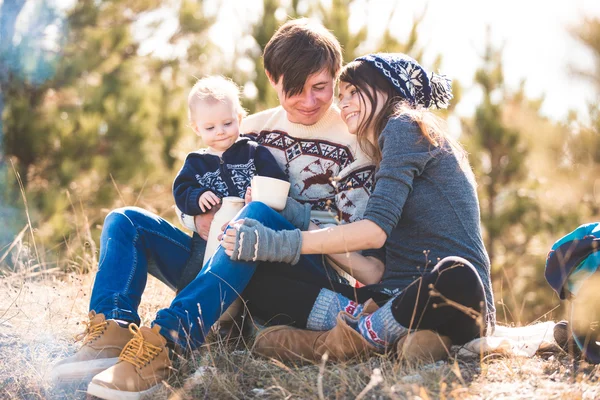 Giovani genitori con bambino in montagna — Foto Stock