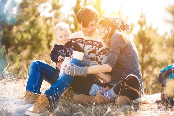 Giovani genitori con bambino in montagna — Foto Stock