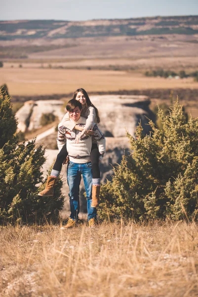 Beautiful loving couple in hipster fashion style posing on mountain — Stock Photo, Image