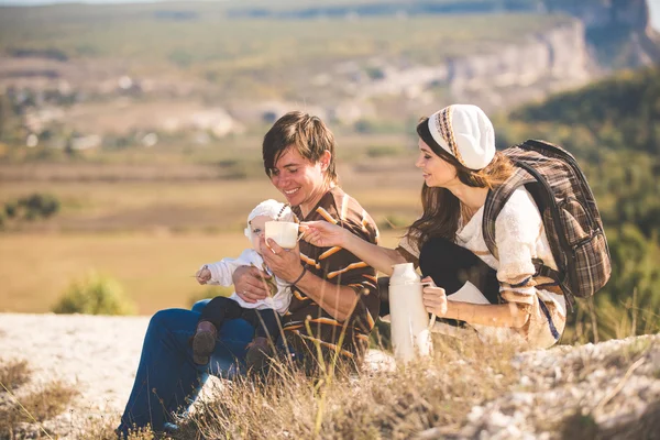 Jonge ouders met jongen op de bergen — Stockfoto