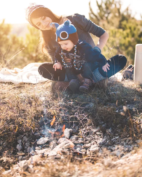 Giovane mamma con bambino in montagna — Foto Stock