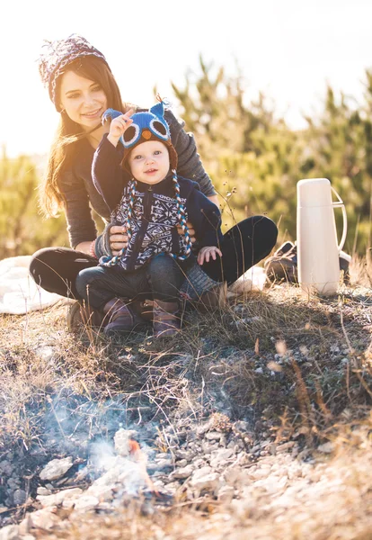 Giovane mamma con bambino in montagna — Foto Stock