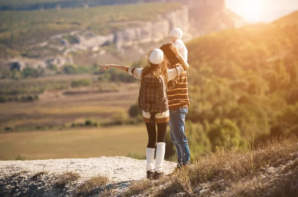 Junge Eltern mit Kind in den Bergen — Stockfoto