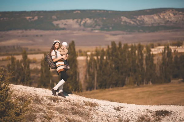 Young mom with kid on the mountains — ストック写真