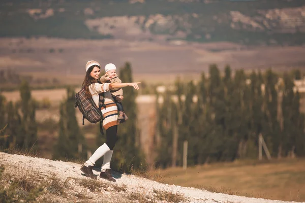 Giovane mamma con bambino in montagna — Foto Stock