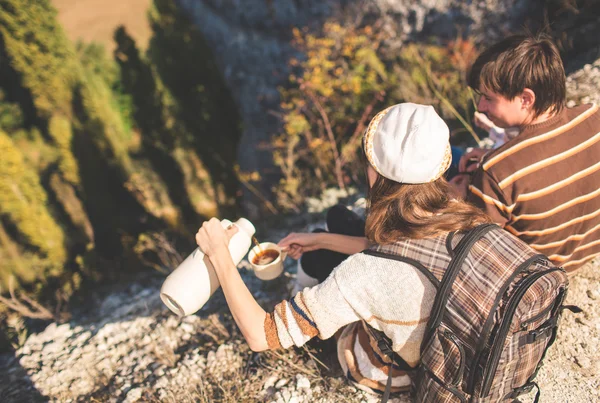 Jonge ouders met jongen op de bergen — Stockfoto