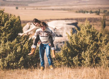 Seven çift yenilikçi moda tarzı dağda poz güzel