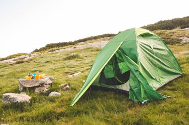 Kamp çaydanlık ve kap çimenlerin üzerinde