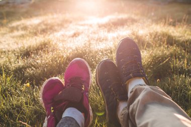 bacaklar yeşil çimenlerin üzerinde