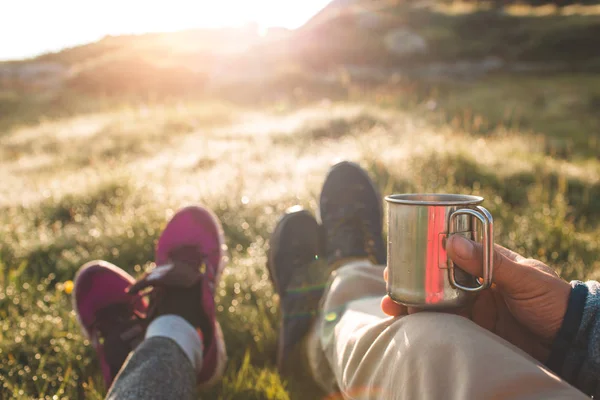 Paar in Bergen drinken warme koffie of thee — Stockfoto