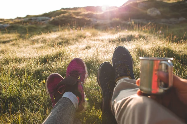 Paar in Bergen drinken warme koffie of thee — Stockfoto