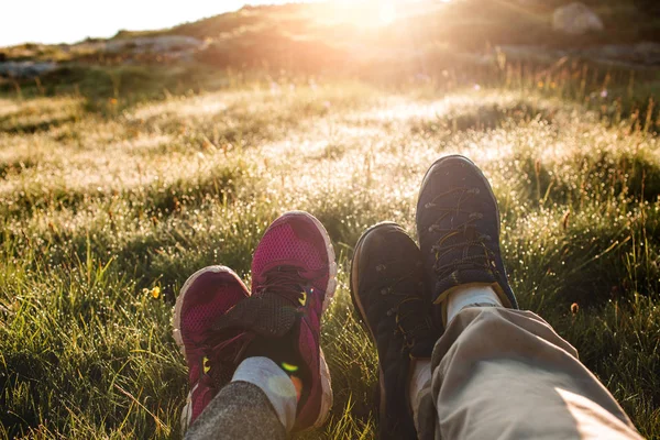 Jambes sur l'herbe verte — Photo