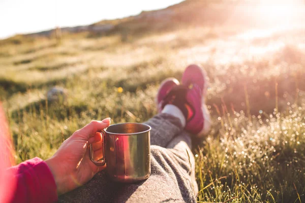 Vrouw in Bergen drinken warme koffie of thee — Stockfoto