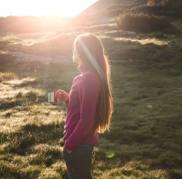 山でお茶を飲む若い女性 — ストック写真