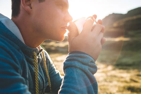 Young man drinking tea at the mountain — Stock Photo, Image