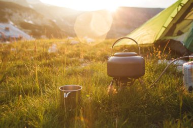 Kamp çaydanlık ve kap çimenlerin üzerinde