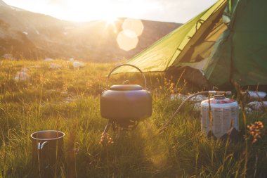 Kamp çaydanlık ve kap çimenlerin üzerinde
