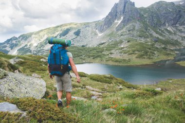 Sırt çantalı genç adam dağda