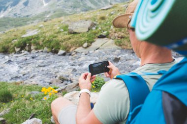 Turist ile dağlarda fotoğraf makinesi