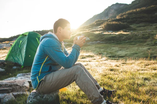 Joven bebiendo té en la montaña —  Fotos de Stock