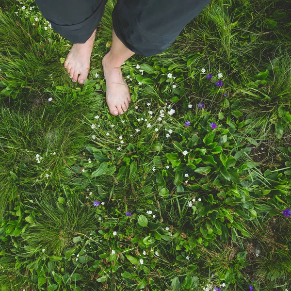 Frauenfüße im Gras — Stockfoto