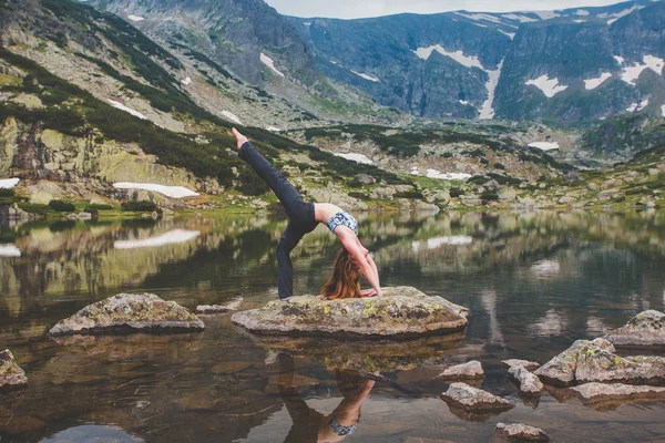 Jovem turista está praticando ioga — Fotografia de Stock