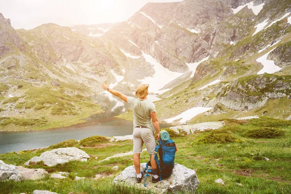 Joven con mochila en la montaña —  Fotos de Stock