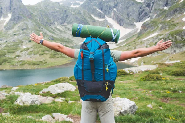 Joven con mochila en la montaña —  Fotos de Stock