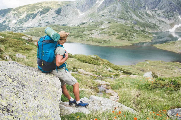 Jonge man met rugzak in de berg — Stockfoto