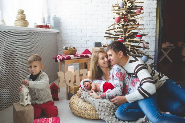 Família de quatro povos perto da árvore de xmas da moda — Fotografia de Stock