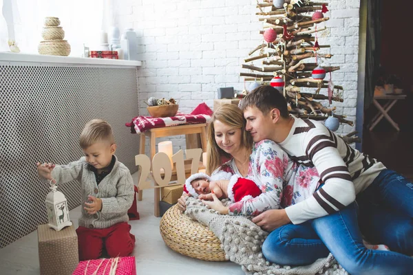 Famille de quatre personnes près de l'arbre de Noël de mode — Photo