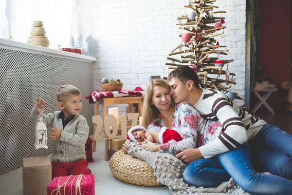 Família de quatro povos perto da árvore de xmas da moda — Fotografia de Stock