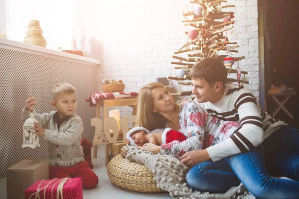 Família de quatro povos perto da árvore de xmas da moda — Fotografia de Stock