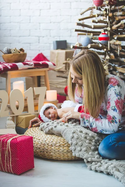 Jovem e seu bebê recém-nascido em roupas de Santa — Fotografia de Stock