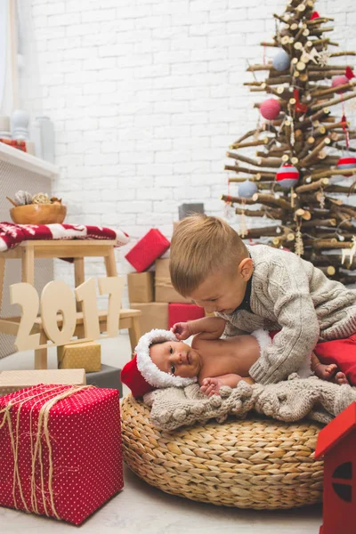 Sorrindo menino e seu irmãozinho perto da árvore de xmas da moda — Fotografia de Stock