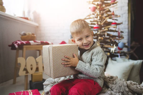 Garçon souriant près de l'arbre de Noël de mode — Photo