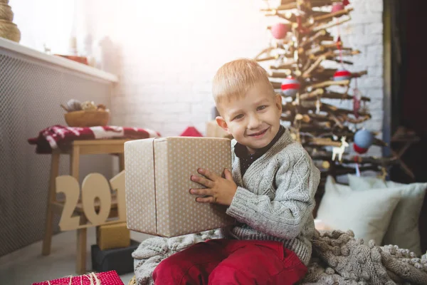 Lächelnder Junge in der Nähe des Weihnachtsbaums — Stockfoto