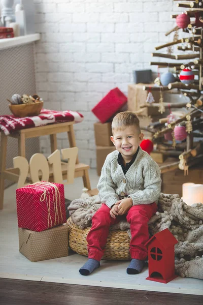 Smiling boy near fashion xmas tree — Stock Photo, Image