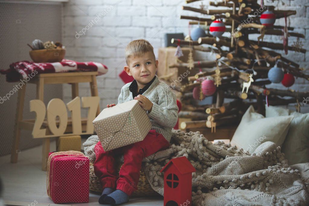 картинки подарки дети забирают из под елки в новый год в россии. мальчик у елки. в каких елках мальчик ищет маму. в каких елках мальчик ищет маму. мальчик из елок.