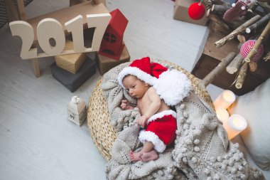 Noel Baba giysili yeni doğan bebek