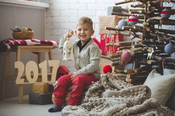 Smiling boy near fashion xmas tree — Stock Photo, Image