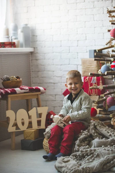 Smiling boy near fashion xmas tree — Stock Photo, Image