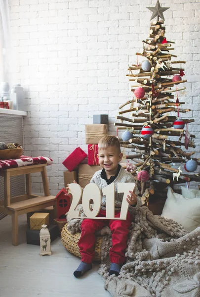 Χαμογελαστό αγόρι κοντά μόδα Χριστούγεννα δέντρο — Φωτογραφία Αρχείου