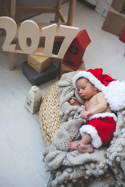 Bebê recém-nascido em roupas de Santa — Fotografia de Stock