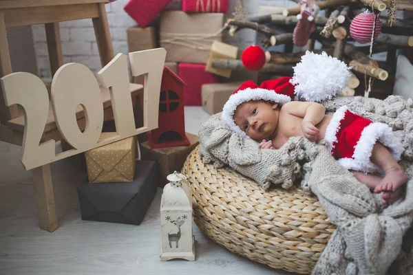 Noel Baba giysili yeni doğan bebek — Stok fotoğraf