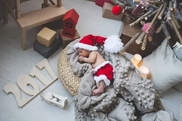 Noel Baba giysili yeni doğan bebek — Stok fotoğraf