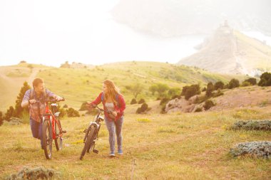 Genç çift dağlarda bisiklet sürme